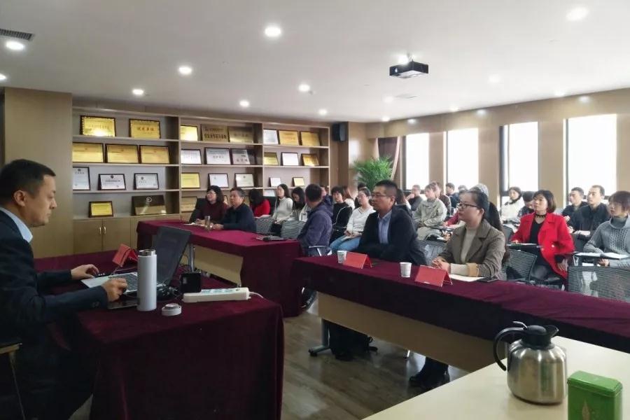 学无止境|开云官方版网站登录入口项目管理有限公司举办法律知识专题培训